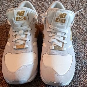 Like New Size 9 New Balance 420 Sneakers